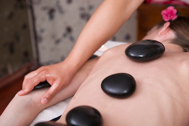 Massage aux pierres chaudes