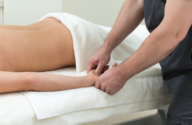 Massage sur une femme au salon de spa