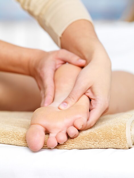 Massage gros plan pour les pieds dans le salon spa - vertical