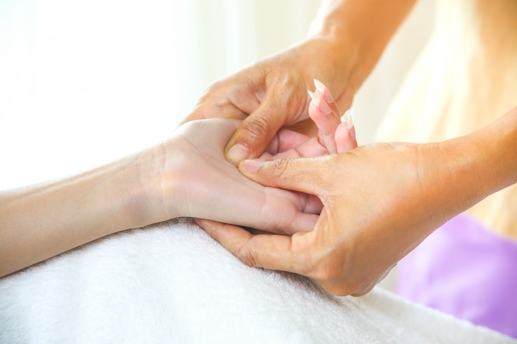 Photo gratuit massage des mains féminines avec massage des points de pression