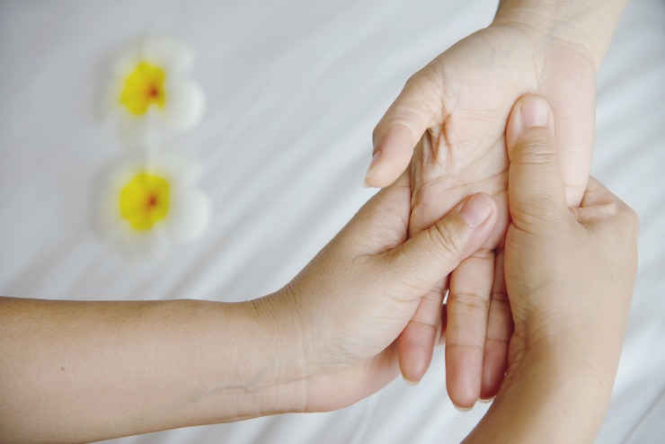 Photo gratuit massage des mains sur un lit blanc et propre - les gens se détendent avec un massage des mains