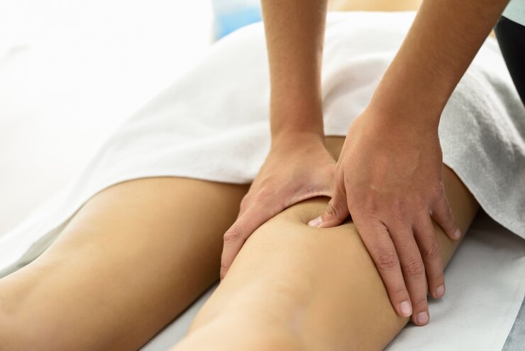 Photo gratuit massage médical à la jambe dans un centre de physiothérapie.