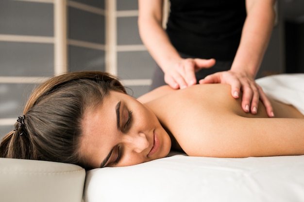 Massage thérapie de corps de salon de femme