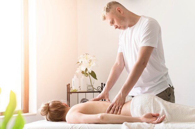 Masseur de tir moyen travaillant