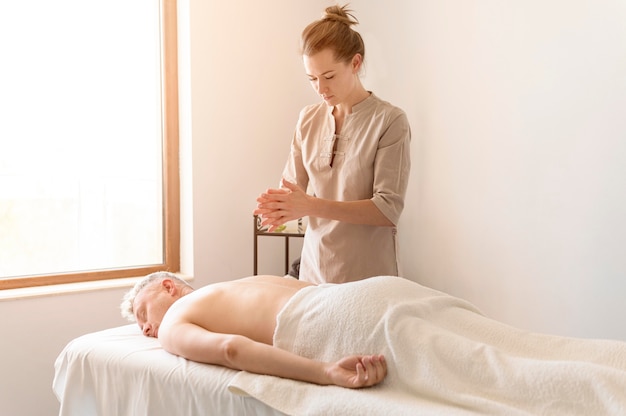 Masseuse à plan moyen se prépare