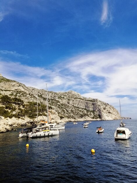 Massif des Calanques entouré de bateaux sous la lumière du soleil à Marseille en France