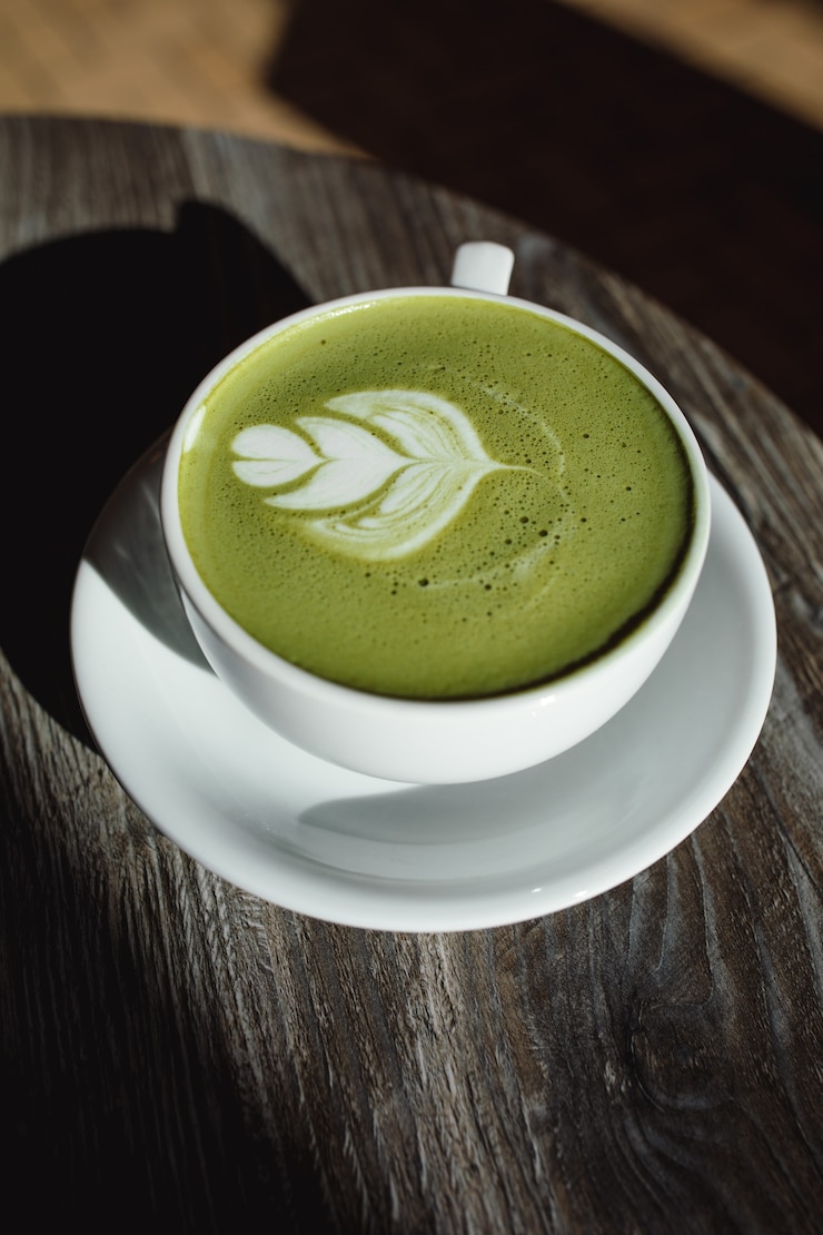 Photo gratuit matcha latte dans une tasse