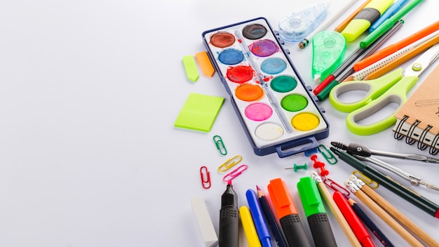 Matériaux de bureau sur surface blanche