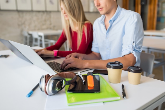 Photo gratuite matériel et appareils de bureau