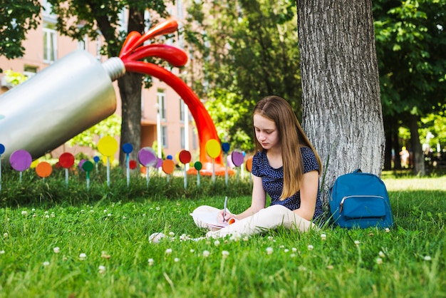 Matériel d&#39;apprentissage étudié concentré