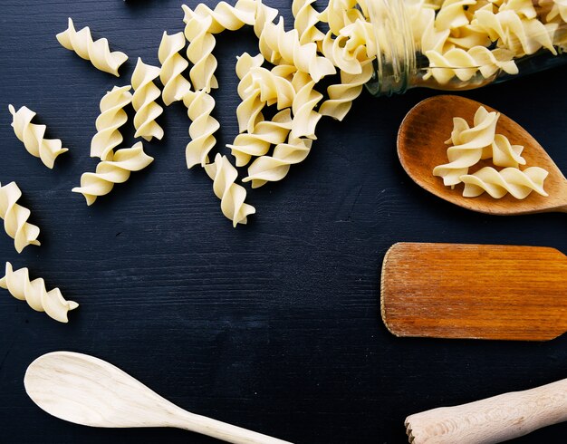 Matériel en bois sur le comptoir de la cuisine avec des épices