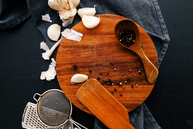 Matériel en bois sur le comptoir de la cuisine avec des épices