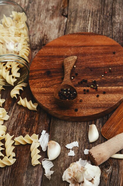 Matériel en bois sur le comptoir de la cuisine avec des épices