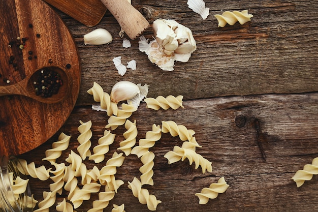 Matériel en bois sur le comptoir de la cuisine avec des épices