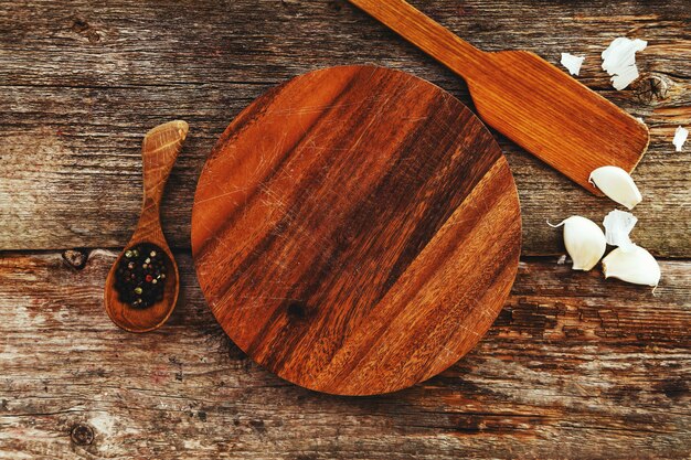 Matériel en bois sur le comptoir de la cuisine avec des épices