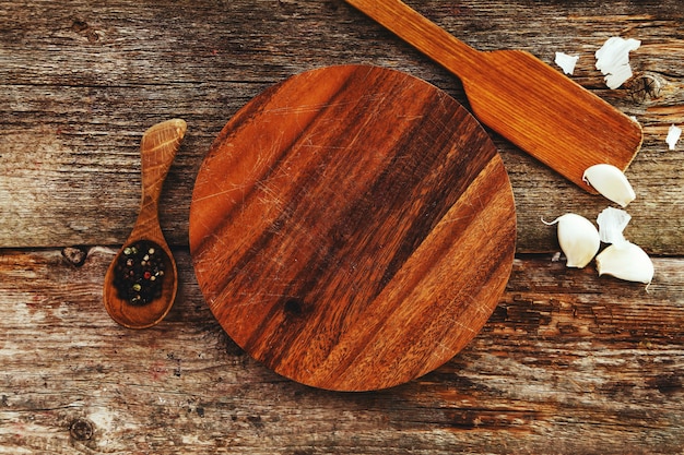 Matériel en bois sur le comptoir de la cuisine avec des épices