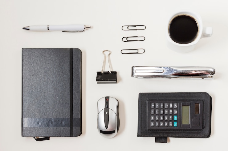 Photo gratuit matériel de bureau en vue supérieure sur une table