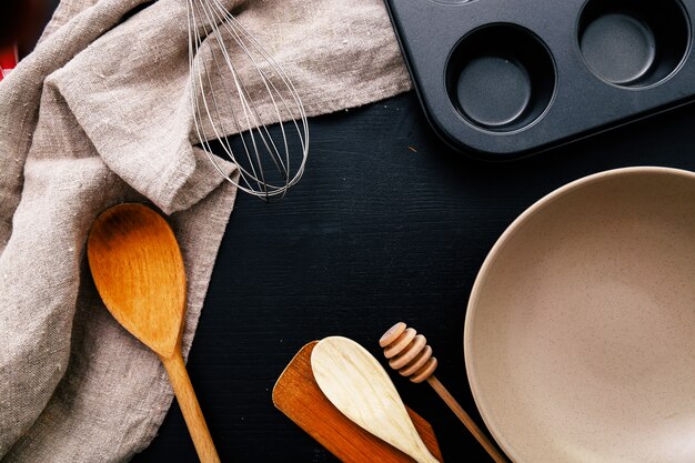 Matériel de cuisine sur le comptoir de la cuisine