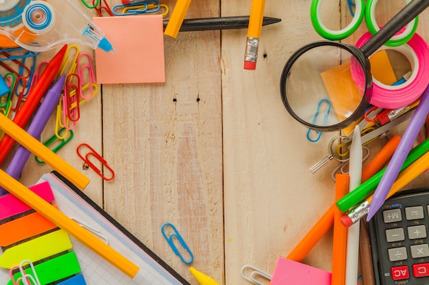 Photo gratuite matériel scolaire non organisé sur le bureau