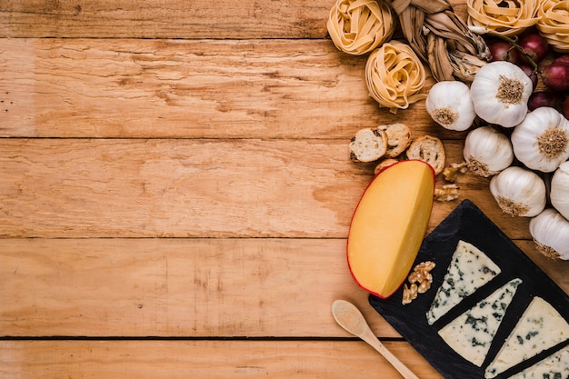 Photo gratuite des matières premières saines avec du fromage frais sur un panneau en bois avec un espace pour le texte