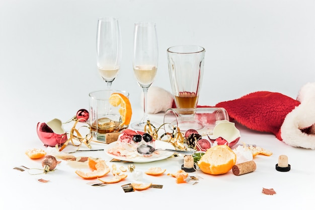 Le matin après le jour de Noël, table avec alcool et restes