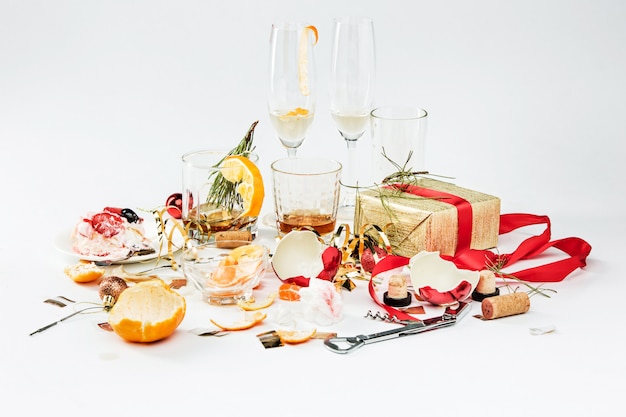 Photo gratuite le matin après le jour de noël, table avec alcool et restes