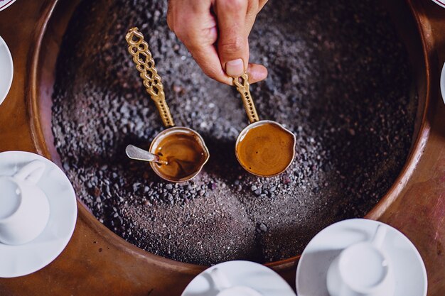 matin avec le brassage du café turc