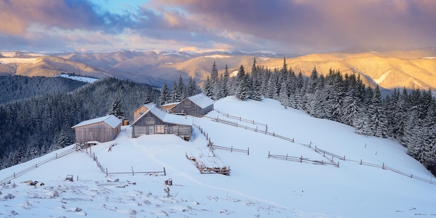 Matin dans les montagnes. paysage d'hiver. maisons en bois. carpates, ukraine, europe