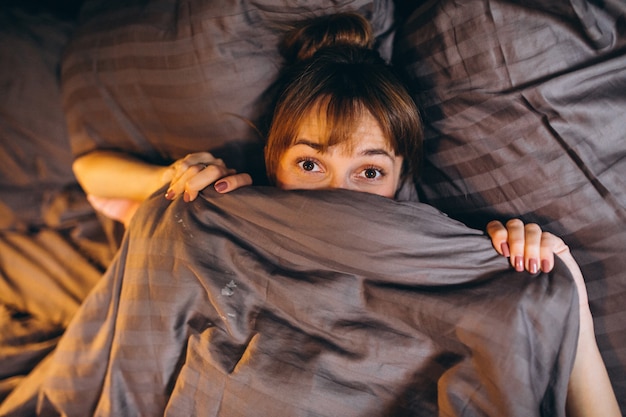 Photo gratuite matin de femme au lit