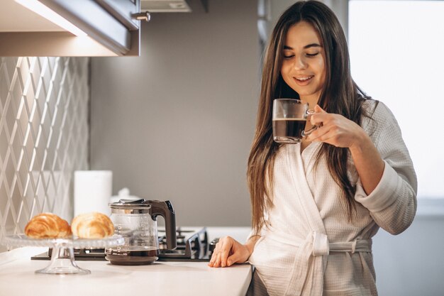 Matin de femme avec café et croissant