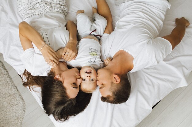 Matin lumineux d&#39;une jeune famille