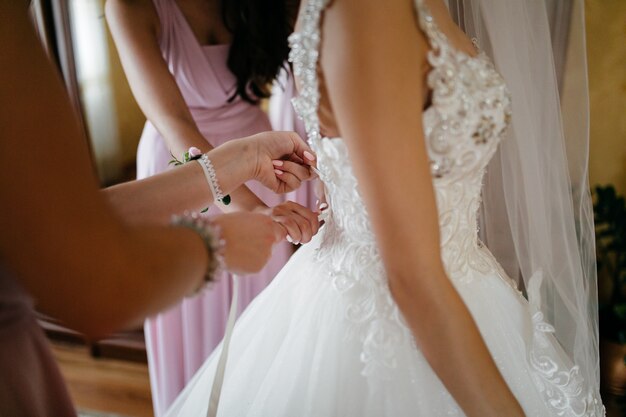 Matin de la mariée quand elle porte une belle robe