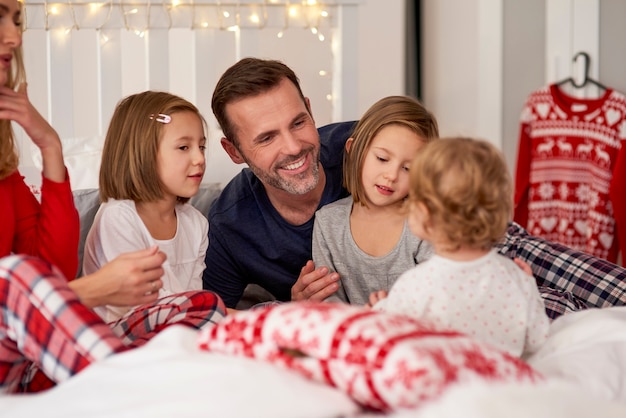 Le matin de Noël dans le lit