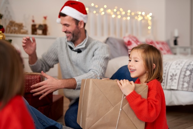 Le matin de Noël est plein de cadeaux