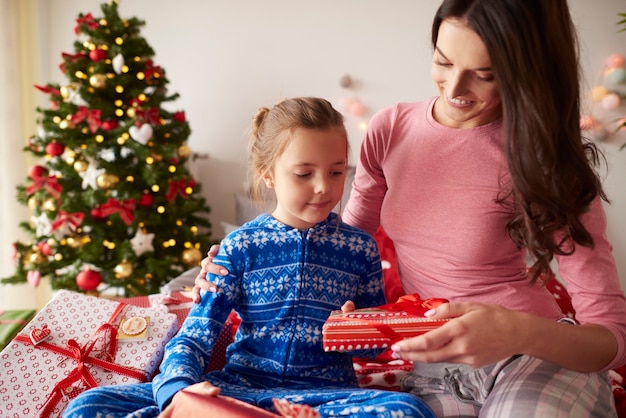 Le matin de Noël est plein de cadeaux