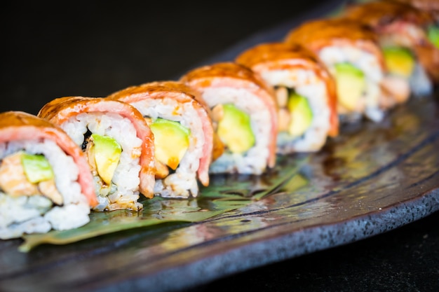 Photo gratuite matsusaka et sushi de bœuf wagyu