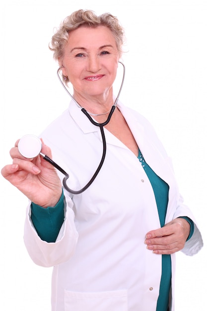 mature femme médecin avec stéthoscope