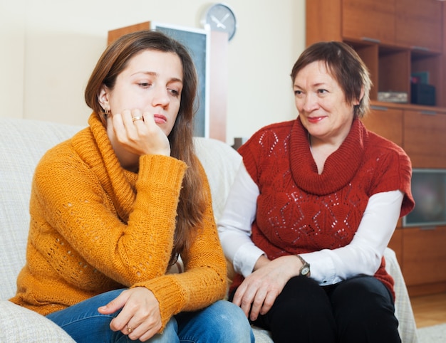Mature mère et fille adulte triste