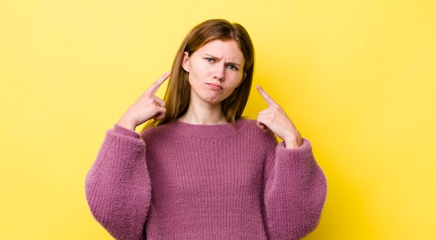 Avec une mauvaise attitude, l'air fier et agressif, pointant vers le haut ou faisant un signe amusant avec les mains