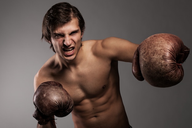 Mec agressif dans un gants de boxe