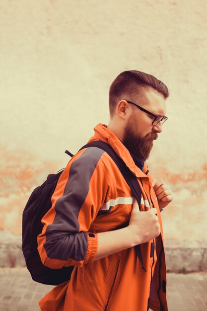 Mec attrayant à la mode beardé beau