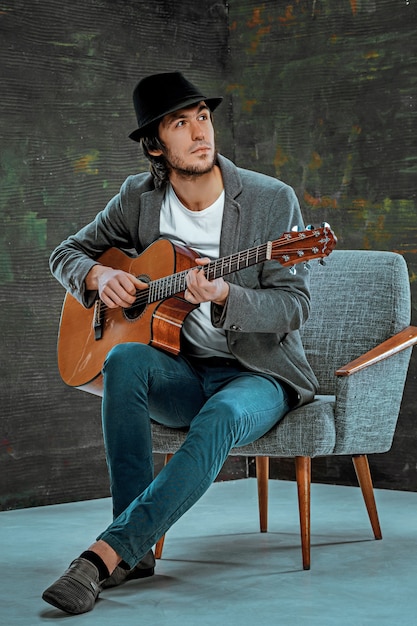 Mec Cool Avec Chapeau Jouant De La Guitare Sur Fond Gris