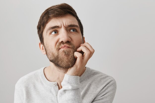 Mec drôle réfléchi, barbe et pensée