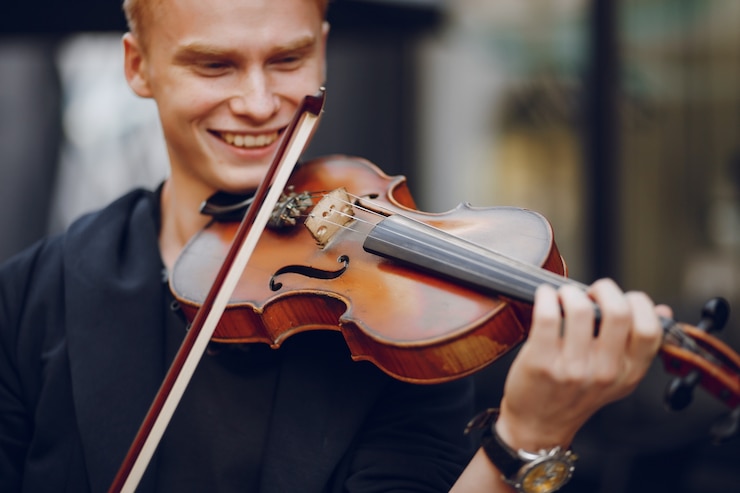 Photo gratuit mec avec du violon