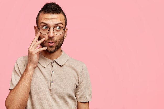 Mec élégant portant des lunettes rondes