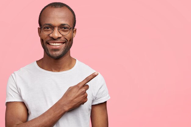 Photo gratuite mec élégant portant des lunettes rondes