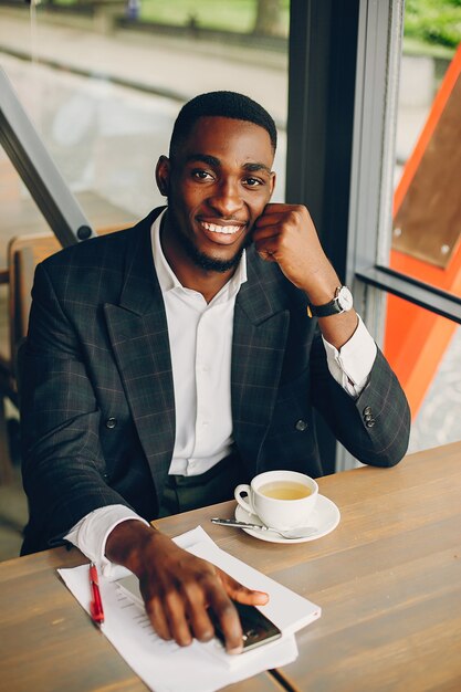 Le mec est assis au café