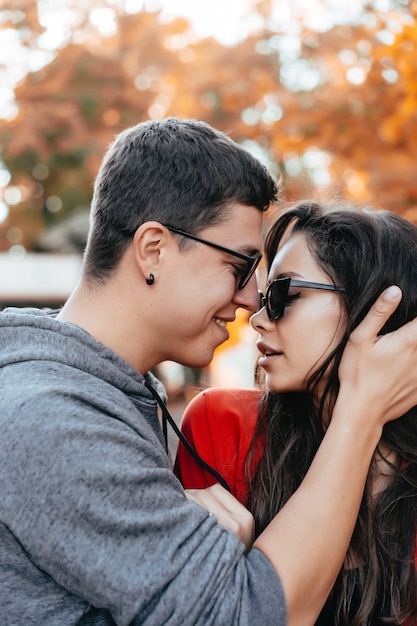 Le mec et la fille sont opposés