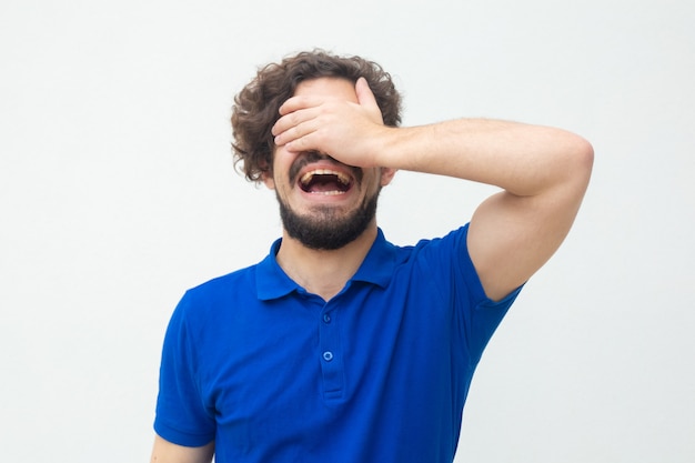 Photo gratuite mec hystérique couvrant les yeux et le visage