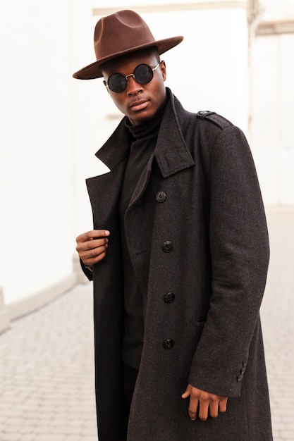 Mec de la mode avec des lunettes de soleil et un chapeau
